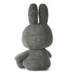 Grijze Miffy ECO Corduroy knuffel van Bon Ton Toys, 50 cm hoog, gemaakt van gerecycled ribfluweel en geschikt voor baby’s en peuters.