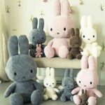Grijze Miffy ECO Corduroy knuffel van Bon Ton Toys, 50 cm hoog, gemaakt van gerecycled ribfluweel en geschikt voor baby’s en peuters.