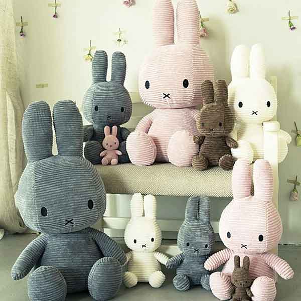 Grijze Miffy ECO Corduroy knuffel van Bon Ton Toys, 50 cm hoog, gemaakt van gerecycled ribfluweel en geschikt voor baby’s en peuters.