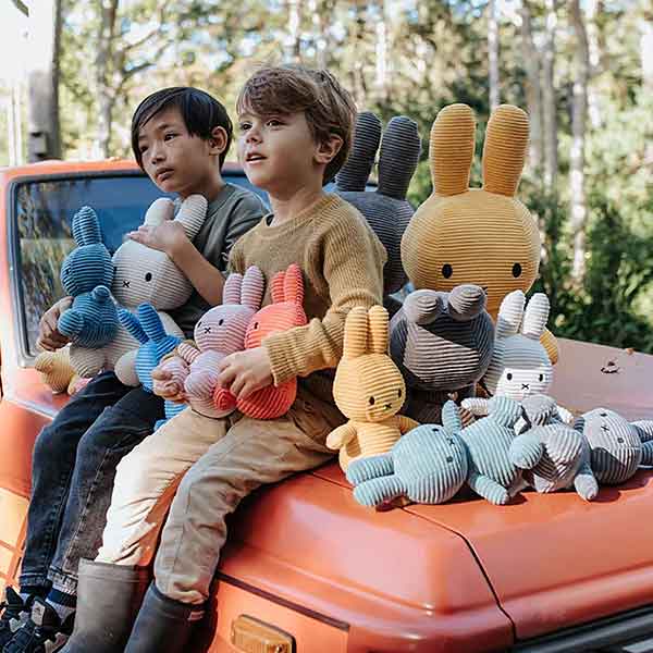 Grijze Miffy ECO Corduroy knuffel van Bon Ton Toys, 50 cm hoog, gemaakt van gerecycled ribfluweel en geschikt voor baby’s en peuters.