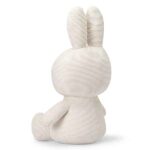 Offwhite Miffy ECO Corduroy knuffel van Bon Ton Toys, 50 cm hoog, gemaakt van gerecycled ribfluweel en geschikt voor baby’s en peuters.