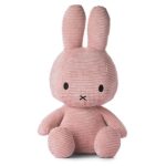 Roze Miffy ECO Corduroy knuffel van Bon Ton Toys, 50 cm hoog, gemaakt van gerecycled ribfluweel en geschikt voor baby’s en peuters.
