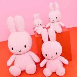 Roze Miffy ECO Corduroy knuffel van Bon Ton Toys, 50 cm hoog, gemaakt van gerecycled ribfluweel en geschikt voor baby’s en peuters.