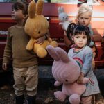 Roze Miffy ECO Corduroy knuffel van Bon Ton Toys, 50 cm hoog, gemaakt van gerecycled ribfluweel en geschikt voor baby’s en peuters.