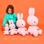Roze Miffy ECO Corduroy knuffel van Bon Ton Toys, 50 cm hoog, gemaakt van gerecycled ribfluweel en geschikt voor baby’s en peuters.