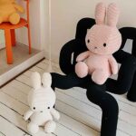 Roze Miffy ECO Corduroy knuffel van Bon Ton Toys, 50 cm hoog, gemaakt van gerecycled ribfluweel en geschikt voor baby’s en peuters.