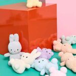 Offwhite Miffy Terry knuffel van Bon Ton Toys, 23 cm hoog, gemaakt van zachte badstof en geschikt vanaf de geboorte.