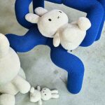 Offwhite Miffy Terry knuffel van Bon Ton Toys, 23 cm hoog, gemaakt van zachte badstof en geschikt vanaf de geboorte.