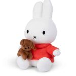 Witte Nijntje knuffel met rood jurkje die haar bruine hondje Snuffie vasthoudt, van Bon Ton Toys.