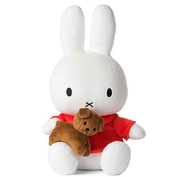 Witte Nijntje knuffel met rood jurkje die haar bruine hondje Snuffie vasthoudt, van Bon Ton Toys.