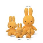 Witte Nijntje knuffel met rood jurkje die haar bruine hondje Snuffie vasthoudt, van Bon Ton Toys.