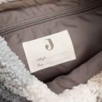 Jollein rugzak Check Bouclé met beige, crème en grijze ruitprint van zachte boucléstof, verstelbare schouderbanden en trekkoordsluiting.