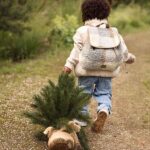 Jollein rugzak Check Bouclé met beige, crème en grijze ruitprint van zachte boucléstof, verstelbare schouderbanden en trekkoordsluiting.