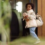 Jollein rugzak Check Bouclé met beige, crème en grijze ruitprint van zachte boucléstof, verstelbare schouderbanden en trekkoordsluiting.