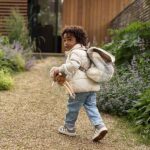 Jollein rugzak Check Bouclé met beige, crème en grijze ruitprint van zachte boucléstof, verstelbare schouderbanden en trekkoordsluiting.