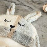 Jollein wikkeldeken Check Bouclé met coral fleece binnenkant, ruitpatroon in beige en grijs, capuchon met oortjes en klittenbandsluiting.