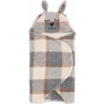Jollein wikkeldeken Check Bouclé met coral fleece binnenkant, ruitpatroon in beige en grijs, capuchon met oortjes en klittenbandsluiting.