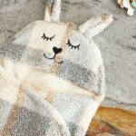 Jollein wikkeldeken Check Bouclé met coral fleece binnenkant, ruitpatroon in beige en grijs, capuchon met oortjes en klittenbandsluiting.