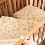 Jollein dekbedovertrek Riverside collectie met eendjes, konijntjes en waterplanten in neutrale tinten, inclusief kussensloop 60x40 cm.