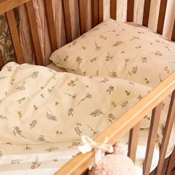 Jollein dekbedovertrek Riverside collectie met eendjes, konijntjes en waterplanten in neutrale tinten, inclusief kussensloop 60x40 cm.