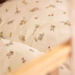 Jollein dekbedovertrek Riverside collectie met eendjes, konijntjes en waterplanten in neutrale tinten, inclusief kussensloop 60x40 cm.