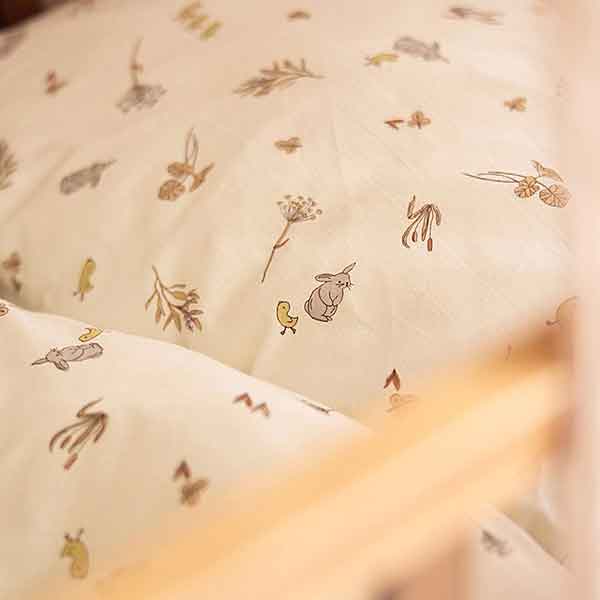 Jollein dekbedovertrek Riverside collectie met eendjes, konijntjes en waterplanten in neutrale tinten, inclusief kussensloop 60x40 cm.