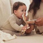 Jollein zacht babyboekje met diertjes in neutrale kleuren biscuit en nougat