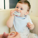 siliconen bijtring blauw grijs Interbaby met leeuwtje en structuurdetails