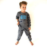 Donkergrijze kinderpyjama Super Hero van Frogs and Dogs met all-over comicprint.