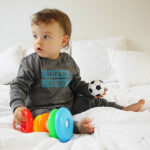 Donkergrijze kinderpyjama Super Hero van Frogs and Dogs met all-over comicprint.