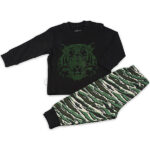 Zwarte Frogs and Dogs kinderpyjama met groene tijgerprint en camo broek voor jongens.