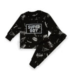 Stoere Fun2Wear baby pyjama Super Boy in zwart, met zachte stof en comicprint. Comfortabel, duurzaam en ideaal voor kleintjes die graag in stijl slapen.
