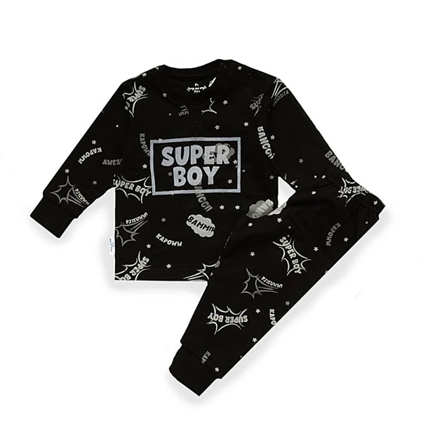 Stoere Fun2Wear baby pyjama Super Boy in zwart, met zachte stof en comicprint. Comfortabel, duurzaam en ideaal voor kleintjes die graag in stijl slapen.