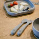 Siliconen lepel en vork in Patrol Gray voor baby en peuter