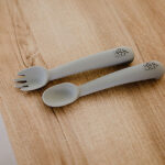 Siliconen lepel en vork in Patrol Gray voor baby en peuter