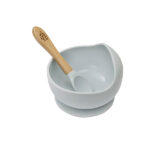 Siliconen babykom met zuignap en bijpassende lepel in blauw grijs van Interbaby