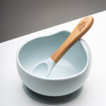 Siliconen babykom met zuignap en bijpassende lepel in blauw grijs van Interbaby