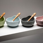 Siliconen babykom met zuignap en bijpassende lepel in blauw grijs van Interbaby