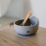 Petrol Gray siliconen babykom met zuignap en bijpassende lepel van Interbaby