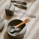 Petrol Gray siliconen babykom met zuignap en bijpassende lepel van Interbaby