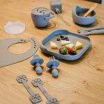 Petrol Gray siliconen babykom met zuignap en bijpassende lepel van Interbaby