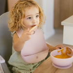 Siliconen babykom met zuignap en roze van Interbaby