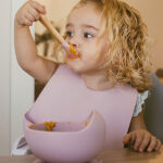 Siliconen babykom met zuignap en roze van Interbaby