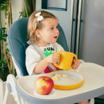 Geel siliconen kinderservies met bord, kom, beker en lepel van Interbaby
