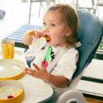 Geel siliconen kinderservies met bord, kom, beker en lepel van Interbaby