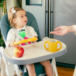 Geel siliconen kinderservies met bord, kom, beker en lepel van Interbaby