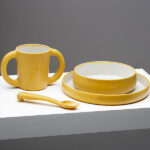 Geel siliconen kinderservies met bord, kom, beker en lepel van Interbaby