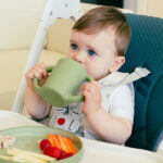 Olive Green siliconen kinderservies met bord, kom, beker en lepel van Interbaby