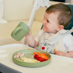 Olive Green siliconen kinderservies met bord, kom, beker en lepel van Interbaby
