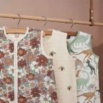 Jollein hydrofiele babyslaapzak met dino-print in groen en zandtinten, mouwloos zomer slaapzakje van katoen.